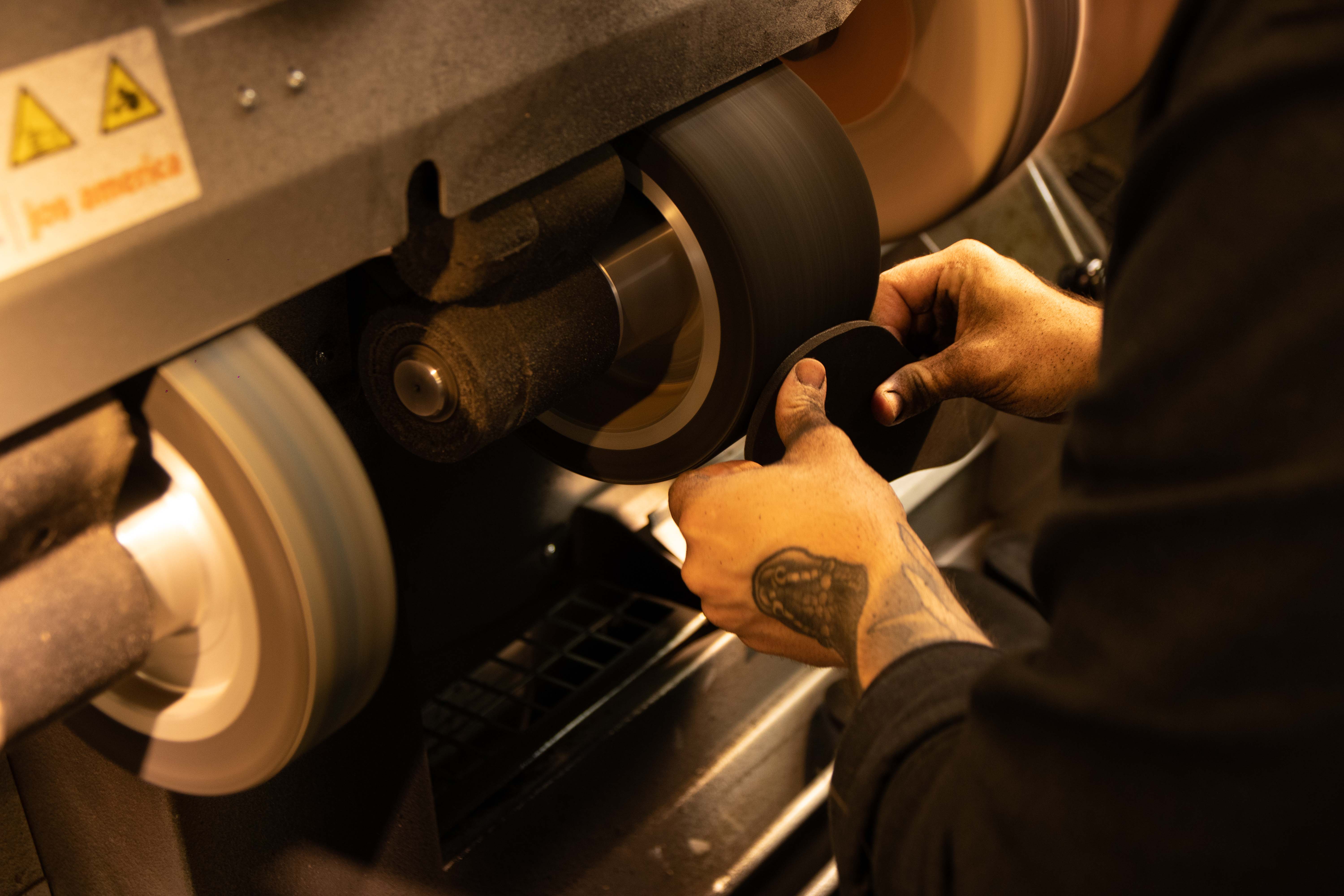 Ammattitaitoinen kengänkorjaustyö, yksityiskohtainen käsityö